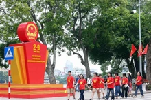 Ciudadanos en la zona peatonal del lago Hoan Kiem, en Hanói. (Foto: VNA)