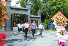 El grupo de trabajo del periódico Pasaxon visita la reliquia especial Kim Lien, en el distrito de Nam Dan, en Nghe An. 