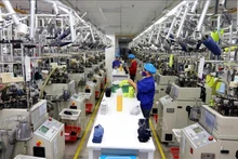Dentro de la empresa textil y de teñido Jasan en la ciudad portuaria de Hai Phong. (Foto: VNA)