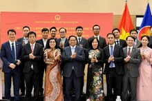 El primer ministro Pham Minh Chinh se reúne con representantes de la Embajada de Vietnam y de otras agencias representativas y de la comunidad vietnamita en Corea del Sur.