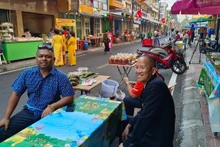 Turistas disfrutan de la comida vietnamita en el Barrio vietnamita en Udon Thani.