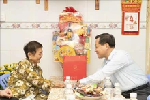 El viceprimer ministro de Vietnam Le Minh Khai visita a la madre heroica nacional Bui Thi Hai. (Foto: VNA)