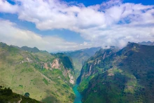 Nho Que es uno de los ríos más bellos de Ha Giang. Mirando desde arriba, el río luce como un hilo verde que desciende del cielo, escondido en medio de las montañas. (Fuente: Vietnam+)