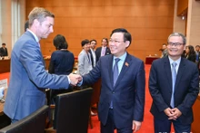 Máximo dirigente parlamentario vietnamia recibe a delegación empresarial de la UE
