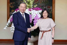 El ministro de Seguridad Pública de Vietnam, To Lam, recibe a la representante de Comercio estadounidense, Katherine Tai. (Fotografía: VNA)