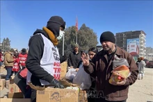 Pobladores turcos reciben asistencia. (Fotografía: VNA)