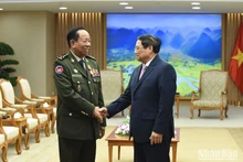 El primer ministro Pham Minh Chinh, recibe al general Tea Banh, viceprimer ministro y titular de Defensa de Camboya.