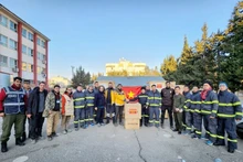 Policía vietnamita entrega 2 toneladas de material médico a AFAD. (Fotografía: VNA)