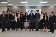 La embajadora Pham Thi Kim Hoa y embajadores de la ASEAN durante el viaje de trabajo. (Fotografía: VNA)
