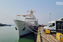 El buque de patrulla PLH SETTSU atraca en el puerto de Tien Sa.