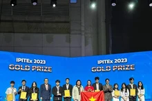 Estutiantes vietnamitas reciben medallas de oro en el certamen.