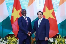 El primer ministro de Vietnam, Pham Minh Chinh (derecha), recibe al presidente de la Asamblea Nacional de Costa de Marfil, Adama Bictogo. (Foto: VNA)