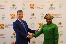 El subdirector de VSS, Tran Dinh Lieu, y la directora ejecutiva de SASSA, Busisiwe Memela-Khambula. (Foto: VNA)