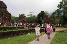Turistas en el Santuario My Son. (Foto: VNA)