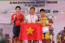 Nguyen Thi That (en el centro) defendió con éxito la medalla de oro. (Foto: toquoc.vn)