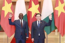 El presidente de la Asamblea Nacional de Vietnam, Vuong Dinh Hue, recibe a su homólogo de Costa de Marfil, Adama Bictogo. (Foto: VNA)