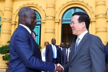 El presidente de Vietnam, Vo Van Thuong (derecha), recibe al titular de la Asamblea Nacional de Costa de Marfil, Adama Bictogo. (Foto: VNA)