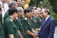 El presidente Nguyen Xuan Phuc y representantes del Comité de Enlace de la Asociación de Veteranos de Guerra del frente Vi Xuyen-Ha Tuyen. (Fotografía: VNA)