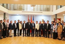 Miembros del grupo de trabajo de Binh Dinh y representantes de la Embajada de Vietnam en los Países Bajos. 