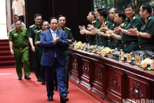 El primer ministro Pham Minh Chinh asiste a la conferencia.