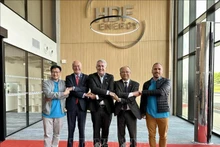 Líderes de la región Nueva Aquitania, la empresa HDF Energy y el embajador de Vietnam en Francia, Dinh Toan Thang. (Foto: VNA)