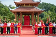 Los dirigentes de Nhan Dan y de la provincia de Thai Nguyen cortan la cinta para inaugurar la obra.