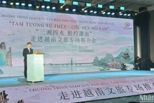 El vicepresidente del Comité Popular de Hunan, Jiang Difei, habla en el programa. (Foto: Nhan Dan)