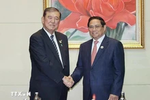El primer ministro vietnamita, Pham Minh Chinh, (derecha) se reúne con su homólogo japonés, Ishiba Shigeru, en el marco de las 44ª y 45ª Cumbres de la Asean y citas relacionadas en Vientiane. (Foto: VNA)