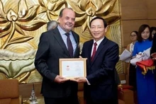Claudio De Negri recibe la Medalla "Por la Paz y la Amistad entre los Pueblos" durante su período como embajador de Chile en Vietnam. (Foto: VNA)