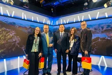 El embajador de Vietnam en Venezuela, Vu Trung My (centro), y otros invitados en el programa "Heroísmo revolucionario vietnamita: de la lucha por la independencia a la construcción nacional" (Foto: Globovisión)