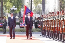El presidente de Vietnam, Luong Cuong (derecha), y el secretario general del Comité Central del Partido Popular Revolucionario Lao (PLRP) y presidente de Laos, Thongloun Sisoulith, pasan revista a la guardia de honor en la ceremonia de bienvenida. (Foto: VNA)