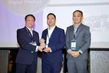 El periodista Tran Ngoc Long (centro), representante de VietnamPlus, recibe el premio en Malasia. (Foto: VNA)