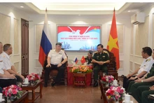 El coronel general Hoang Xuan Chien, miembro del Comité Central del Partido Comunista, miembro permanente de la Comisión Militar Central y viceministro de Defensa de Vietnam, recibe al almirante Vladimir Mikhailovich Vorobiev, subjefe del Estado Mayor de la Armada rusa. (Foto: Periódico Ejército Popular de Vietnam)