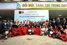 Los delegados y directivos de la Universidad de Hanói, junto con los profesores y estudiantes del Departamento de Español de esta institución universitaria, se hacen una foto de recuerdo. (Foto: Thanh Hang)