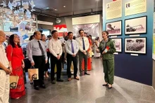 Visitantes en la exposición. (Foto: https://www.sggp.org.vn/)