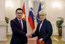 El nuevo embajador de Vietnam en Eslovenia, Vu Le Thai Hoang, y la presidenta de Eslovania, Natasa Pirc Musar (Foto: Cortesía del Palacio Presidencial de Eslovenia)