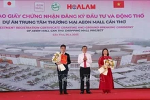 El presidente del Comité Popular de la ciudad de Can Tho, Truong Canh Tuyen, otorga el certificado de registro de inversión al líder de Aeon Mall Vietnam. (Foto: VNA)