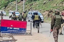 Oficiales de seguridad indios están desplegados en el lugar del mortal ataque terrorista en el norte de la India. (Foto: VNA)