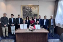 La Sociedad de Pesca de Vietnam y Kunihiro Inc. firmaron un memorando de entendimiento sobre cooperación en la producción y procesamiento de ostras. (Foto: VNA)