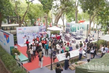 [Foto] Jóvenes hacen fila para recibir publicación informativa especial de Nhan Dan