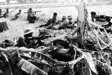 Foto ilustrativa: El 5º Cuerpo del Ejercito bloquea al enemigo en la Carretera Nacional 4 Ben Luc - Long An, abriendo el camino para que nuestras tropas ejército entraran y liberaran Saigón, el 29 de abril de 1975. (Foto: VNA)