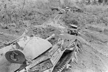 Vehículos con personal de la Agencia Vietnamita de Noticias cruzando la cordillera de Truong Son para apoyar en el frente. (Foto: VNA)