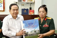 El presidente de la Asamblea Nacional de Vietnam, Tran Thanh Man, entrega obsequios a la Heroína de Fuerzas Armadas Populares de Vietnam Nguyen Thi Van. (Foto: VNA)
