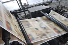 [Foto] Periódico Nhan Dan incrementa tirada de publicación informativa especial por 50º aniversario de Reunificación Nacional