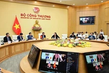 El ministro de Industria y Comercio, jefe de la delegación negociadora de Vietnam, Nguyen Hong Dien, mantiene una conversación telefónica con el representante comercial de Estados Unidos, Jamieson L. Greer. (Foto: VNA)