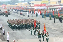 Oficiales y soldados de las Fuerzas Armadas participan en el ensayo general para la celebración del 30 de abril. (Foto: Nhan Dan)