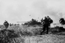 Las fuerzas de tanques e infantería de 320º Cuerpo de Ejército ocupan la base de Dong Du (Cu Chi) en la mañana del 29 de abril de 1975, abriendo la puerta de acero del noroeste de Saigón para que nuestras tropas penetraran profundamente en el aeropuerto de Tan Son Nhat y el Estado Mayor del gobierno títere en Saigón. (Foto: VNA)