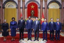 El presidente Luong Cuong con el embajador de la República de Angola en Vietnam, Fernando Miguel, y delegados. (Foto: VNA)