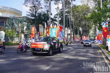 Calles en Ciudad Ho Chi Minh se engalanan con banderas y flores en vísperas del 30 de abril