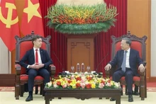 El secretario general del Partido Comunista de Vietnam, To Lam, recibe al embajador de la UE en Vietnam, Julien Guerrier. (Foto: VNA)